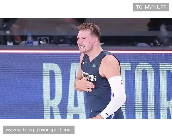 东契奇突破造对抗并命中，独行侠在第四节发力